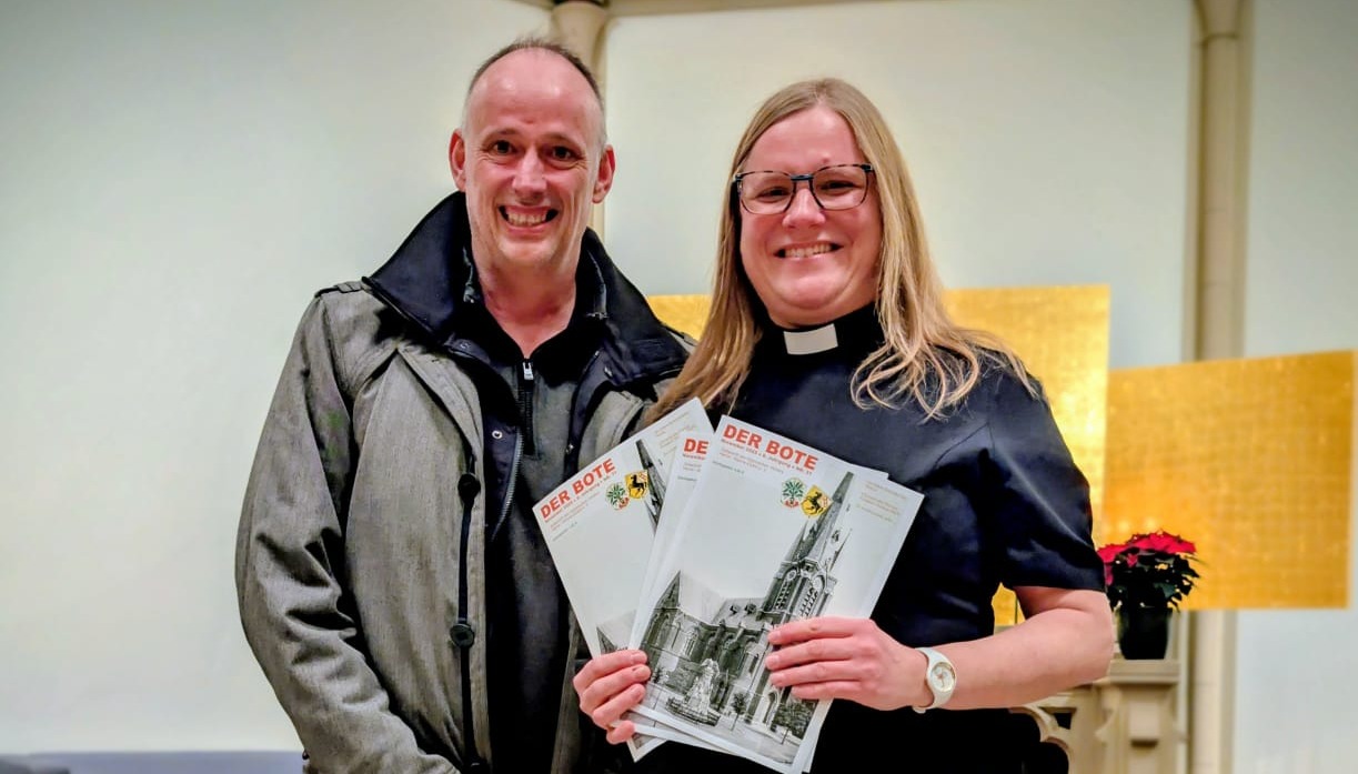 Marcus Schubert und Pfarrerin Melanie Jansen bei der Übergabe des "Boten"